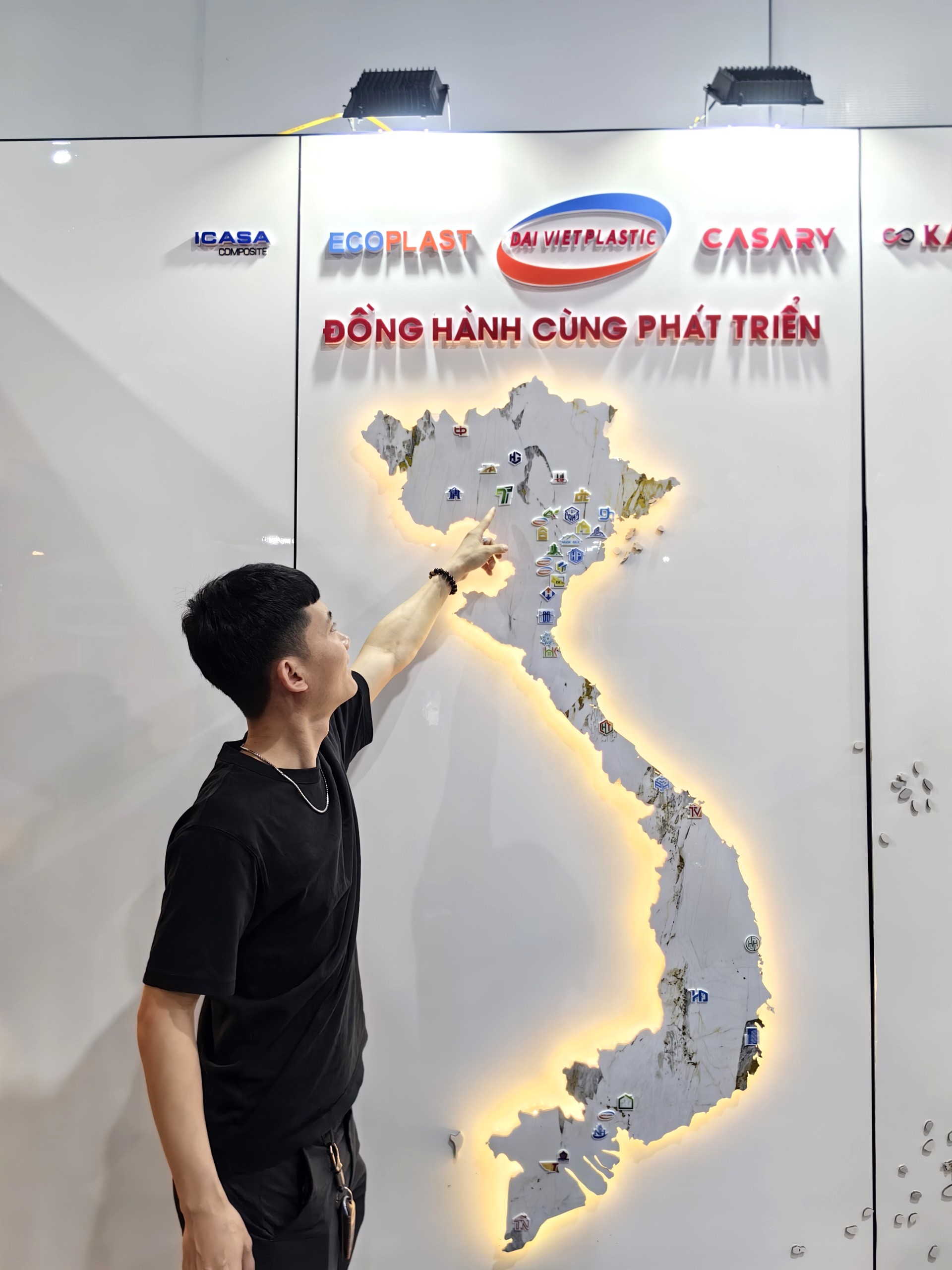 Chân dung "bản thiết kế vĩ đại" - best khu vực check-in tại gian hàng Nhựa Đại Việt