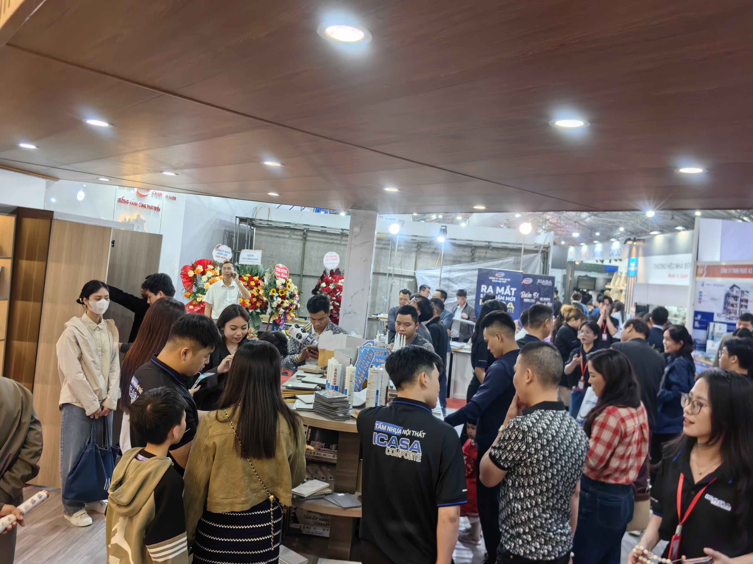 Đoàn khách tham quan gian hàng Nhựa Đại Việt tại sự kiện Vietbuild Hà Nội 2024